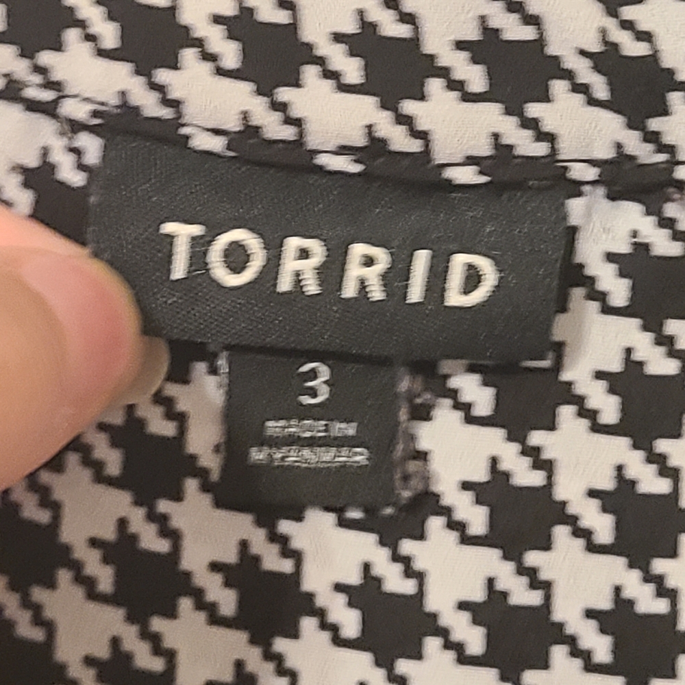 Black and White Houndstooth Button-Up Shirt with Contrast Collar - TORRID - Picture 2 of 5